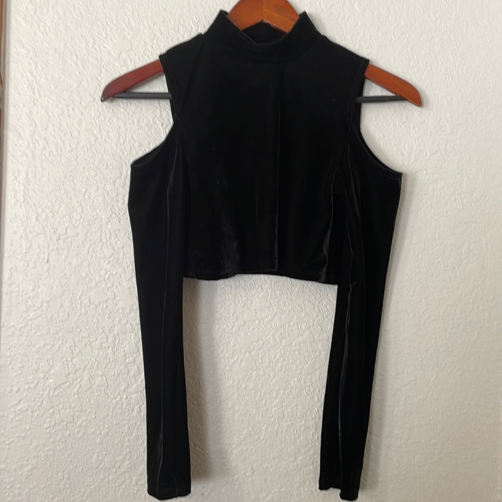 Peekaboo crop top!
